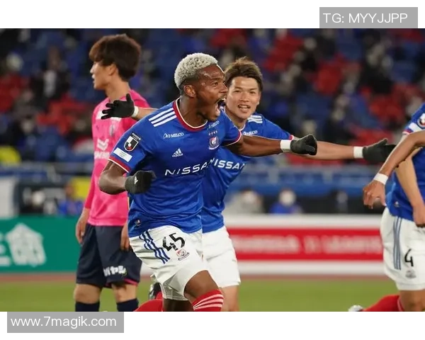 横滨水手球员举办慈悲拍卖会,以支撑长崎队患病中场名仓巧 横滨水手球员举办慈悲拍卖会,以支撑长崎队患病中场名仓巧